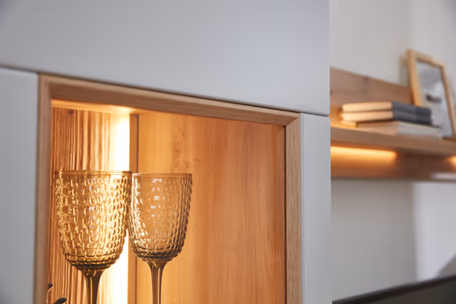 Wohnwand EM Teolo - mit Wandboard und Beleuchtung und geschroppter Rückwand, Alteiche, Lichtgrau