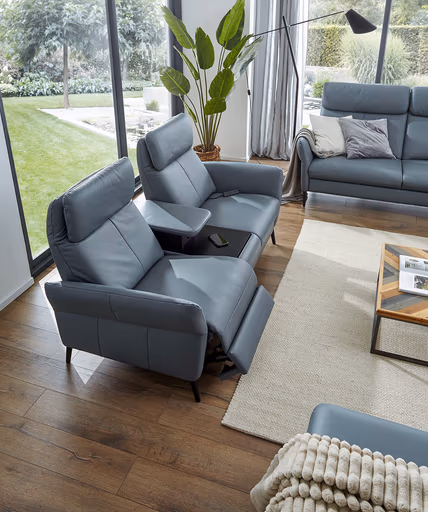 Sofa Fresno - 2-Sitzer inkl. Relaxfunktion motorisch mit Zwischenelement schwarz, inkl. Tisch/USB/Steckdose, Leder Hellblau