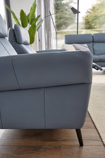 Sofa Fresno - 2-Sitzer inkl. Relaxfunktion motorisch mit Zwischenelement schwarz, inkl. Tisch/USB/Steckdose, Leder Hellblau