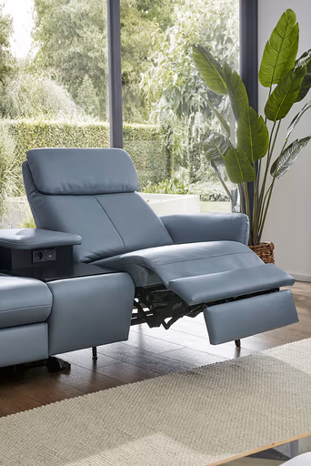 Sofa Fresno - 2-Sitzer inkl. Relaxfunktion motorisch mit Zwischenelement schwarz, inkl. Tisch/USB/Steckdose, Leder Hellblau