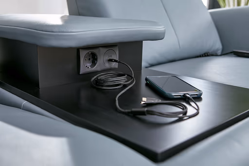 Sofa Fresno - 2-Sitzer inkl. Relaxfunktion motorisch mit Zwischenelement schwarz, inkl. Tisch/USB/Steckdose, Leder Hellblau