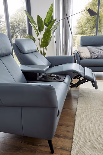 Sofa Fresno - 2-Sitzer inkl. Relaxfunktion motorisch mit Zwischenelement schwarz, inkl. Tisch/USB/Steckdose, Leder Hellblau
