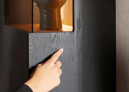 Hängevitrine Estana - inkl. Beleuchtung, Eiche massiv, anthrazit