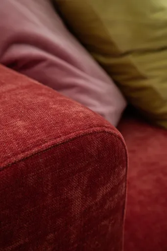 Sofa Lenni Style - 3-Sitzer, Stoff, Rubinrot, luftige Kissen