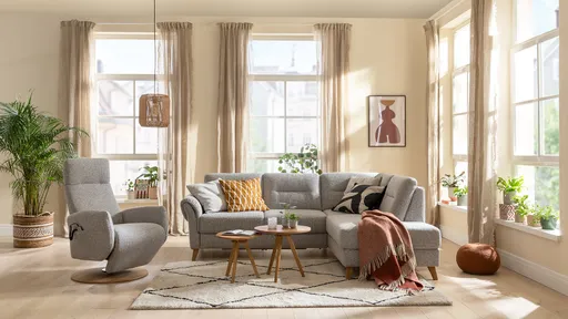 Ecksofa Almyra - 2,5-Sitzer mit Ottomane rechts, inkl. Schlaffunktion und Bettkasten, Stoff, Silbergrau