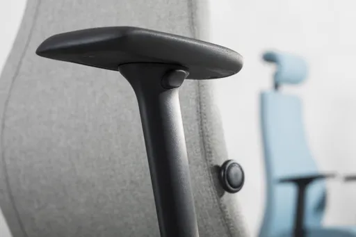 Chefsessel - mit Ergo-Rückenpolsterung und 3D-Armlehnen, Stoff, Schwarz