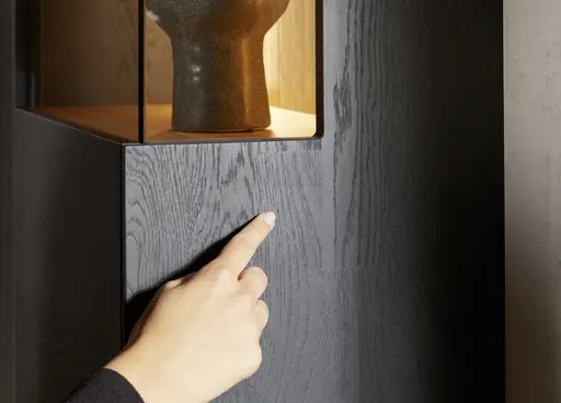 Hängevitrine Estana - inkl. Beleuchtung, Eiche massiv, anthrazit