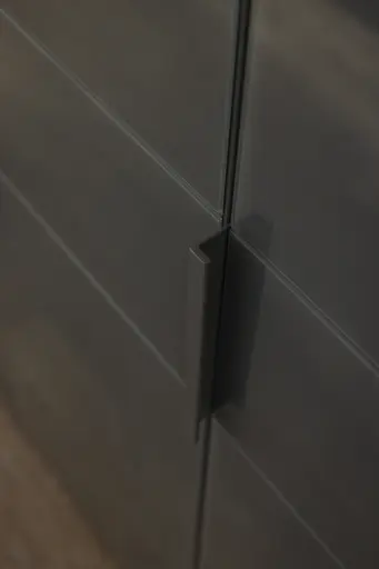 Drehtürenschrank - B. ca. 301 cm, Außentüren Wildeiche massiv mit Hirnholzeinlage massiv, Farbglas Graphit