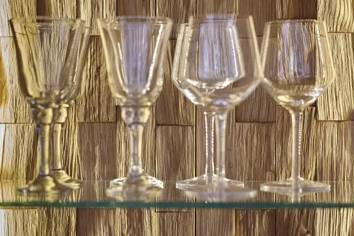 Wohnwand Bakersfield - inkl. Beleuchtung, sichtbare Rückwände mit Holzschindeln/Schubladenfront mit Schroppung, Asteiche massiv, geölt