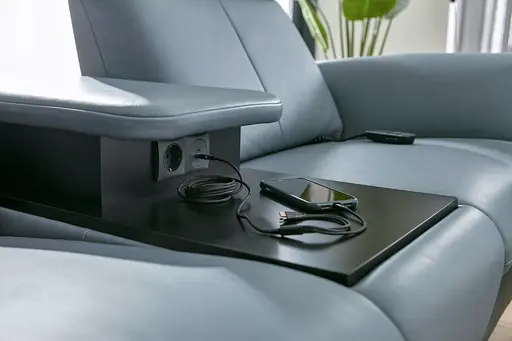 Sofa Fresno - 2-Sitzer inkl. Relaxfunktion motorisch mit Zwischenelement schwarz, inkl. Tisch/USB/Steckdose, Leder Hellblau