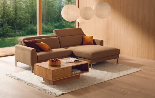 Sofa Braska - 1,75-Sitzer mit Longchair rechts, inkl. Relaxfunktion (motorisch) und Kopfstütze verstellbar, Stoff, Rauchbraun