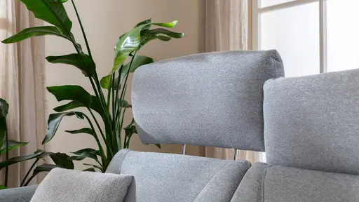 Sofa Nevin - 2,5-Sitzer inkl. Sitzvorzug (motorisch) und Kopfpolsterverstellung, Stoff, Silbergrau