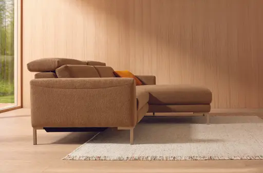 Sofa Braska - 1,75-Sitzer mit Longchair rechts, inkl. Relaxfunktion (motorisch) und Kopfstütze verstellbar, Stoff, Rauchbraun