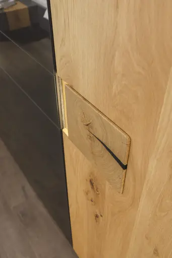 Drehtürenschrank - B. ca. 301 cm, Außentüren Wildeiche massiv mit Hirnholzeinlage massiv, Farbglas Graphit