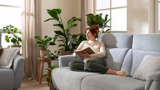 Sofa Nevin - 2,5-Sitzer inkl. Sitzvorzug (motorisch) und Kopfpolsterverstellung, Stoff, Silbergrau