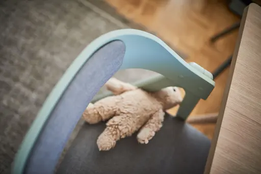 Armlehnstuhl Edge - Grau, Buche massiv, Salbei, lackiert