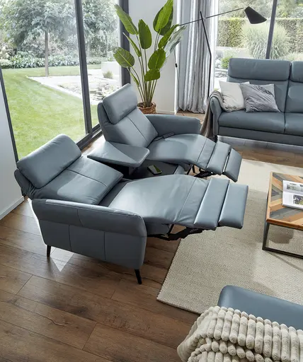 Sofa Fresno - 2-Sitzer inkl. Relaxfunktion motorisch mit Zwischenelement schwarz, inkl. Tisch/USB/Steckdose, Leder Hellblau