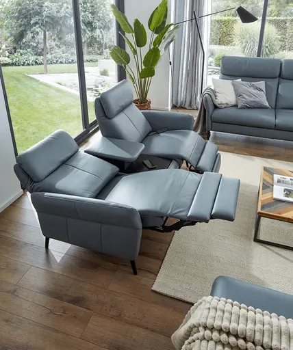 Sofa Fresno - 2-Sitzer inkl. Relaxfunktion motorisch mit Zwischenelement schwarz, inkl. Tisch/USB/Steckdose, Leder Hellblau