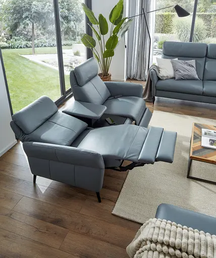 Sofa Fresno - 2-Sitzer inkl. Relaxfunktion motorisch mit Zwischenelement schwarz, inkl. Tisch/USB/Steckdose, Leder Hellblau