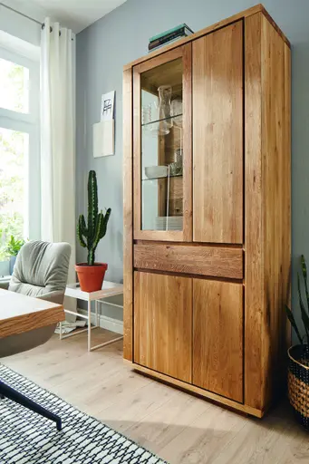 Vitrine Bakersfield - sichtbare Rückwand und Schublade geschroppt, Asteiche massiv, geölt