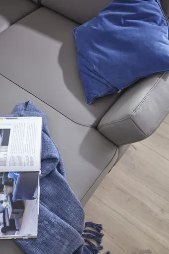 Ecksofa Merlos - 2-Sitzer mit Longchair rechts inkl. Armlehne verstellbar, Leder, Steingrau