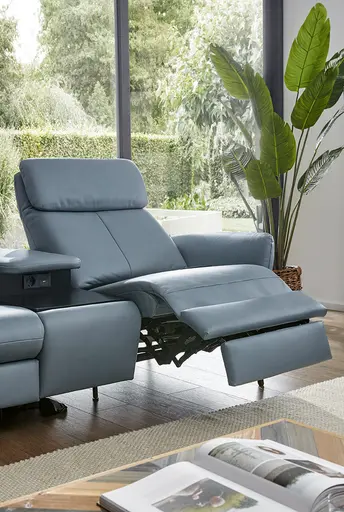 Sofa Fresno - 2-Sitzer inkl. Relaxfunktion motorisch mit Zwischenelement schwarz, inkl. Tisch/USB/Steckdose, Leder Hellblau