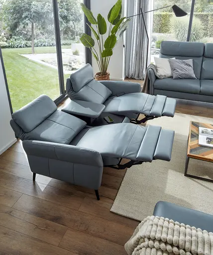 Sofa Fresno - 2-Sitzer inkl. Relaxfunktion motorisch mit Zwischenelement schwarz, inkl. Tisch/USB/Steckdose, Leder Hellblau