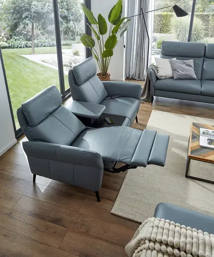 Sofa Fresno - 2-Sitzer inkl. Relaxfunktion motorisch mit Zwischenelement schwarz, inkl. Tisch/USB/Steckdose, Leder Hellblau