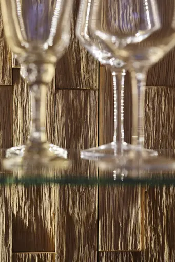 Wohnwand Bakersfield - inkl. Beleuchtung, sichtbare Rückwände mit Holzschindeln/Schubladenfront mit Schroppung, Asteiche massiv, geölt