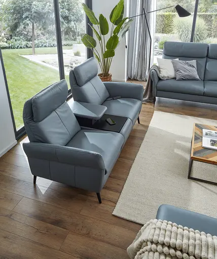 Sofa Fresno - 2-Sitzer inkl. Relaxfunktion motorisch mit Zwischenelement schwarz, inkl. Tisch/USB/Steckdose, Leder Hellblau