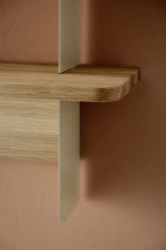 Wandregal Olai - Asteiche massiv, Metall, Schwarz