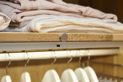 Drehtürenschrank Scottsdale - inkl. Passepartout und Beleuchtung, B ca. 257cm, Wildeiche massiv