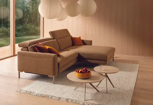 Sofa Braska - 1,75-Sitzer mit Longchair rechts, inkl. Relaxfunktion (motorisch) und Kopfstütze verstellbar, Stoff, Rauchbraun