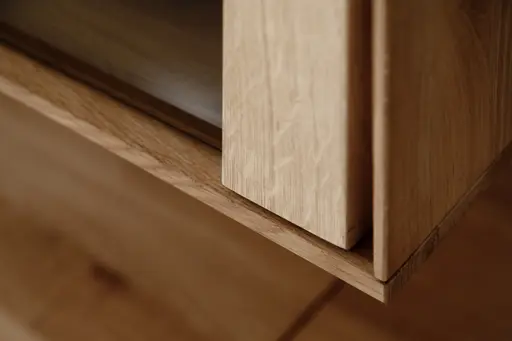 Wohnwand Due Viso - inklusive Beleuchtung, Wildeiche Roheffekt, Geölt, Glastüre