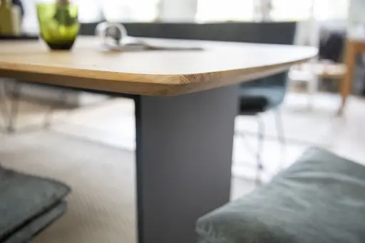 Esstisch Eldur - LB ca. 220x100 cm, Eiche massiv, Natur lackiert, Wange Schwarz