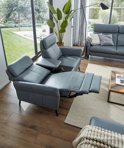 Sofa Fresno - 2-Sitzer inkl. Relaxfunktion motorisch mit Zwischenelement schwarz, inkl. Tisch/USB/Steckdose, Leder Hellblau