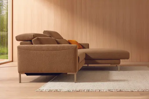Sofa Braska - 1,75-Sitzer mit Longchair rechts, inkl. Relaxfunktion (motorisch) und Kopfstütze verstellbar, Stoff, Rauchbraun