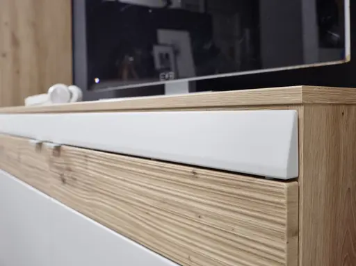 Wohnwand EM Teolo - mit Wandboard und Beleuchtung und geschroppter Rückwand, Alteiche, Lichtgrau