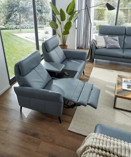 Sofa Fresno - 2-Sitzer inkl. Relaxfunktion motorisch mit Zwischenelement schwarz, inkl. Tisch/USB/Steckdose, Leder Hellblau