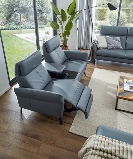 Sofa Fresno - 2-Sitzer inkl. Relaxfunktion motorisch mit Zwischenelement schwarz, inkl. Tisch/USB/Steckdose, Leder Hellblau