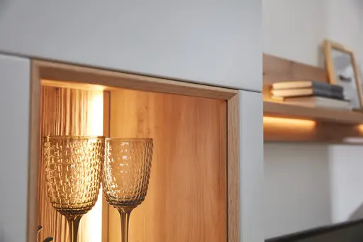 Wohnwand EM Teolo - mit Wandboard und Beleuchtung und geschroppter Rückwand, Alteiche, Lichtgrau