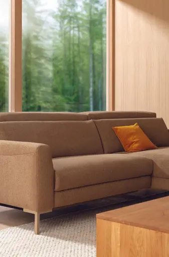 Sofa Braska - 1,75-Sitzer mit Longchair rechts, inkl. Relaxfunktion (motorisch) und Kopfstütze verstellbar, Stoff, Rauchbraun