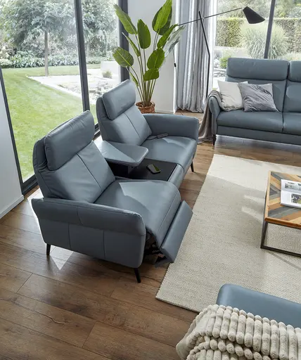 Sofa Fresno - 2-Sitzer inkl. Relaxfunktion motorisch mit Zwischenelement schwarz, inkl. Tisch/USB/Steckdose, Leder Hellblau