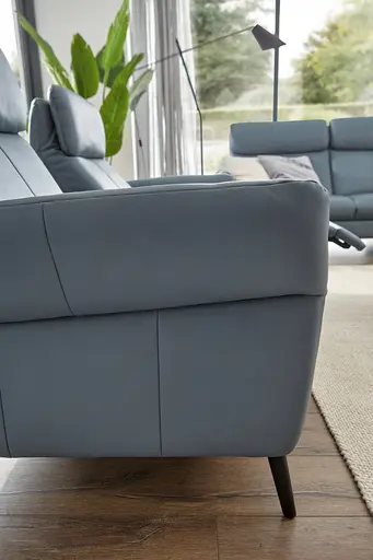 Sofa Fresno - 2-Sitzer inkl. Relaxfunktion motorisch mit Zwischenelement schwarz, inkl. Tisch/USB/Steckdose, Leder Hellblau