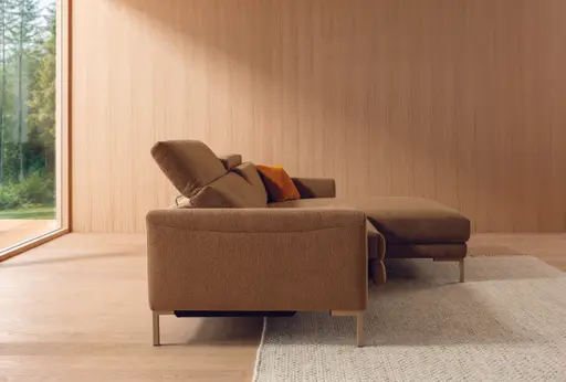 Sofa Braska - 1,75-Sitzer mit Longchair rechts, inkl. Relaxfunktion (motorisch) und Kopfstütze verstellbar, Stoff, Rauchbraun