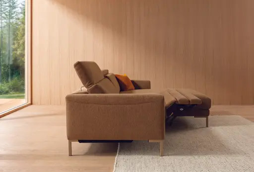 Sofa Braska - 1,75-Sitzer mit Longchair rechts, inkl. Relaxfunktion (motorisch) und Kopfstütze verstellbar, Stoff, Rauchbraun