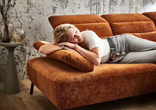 Ecksofa - 2,5-Sitzer mit Longchair rechts, Kopfteil/Armlehne/Rücken verstellbar, Stoff, Rost