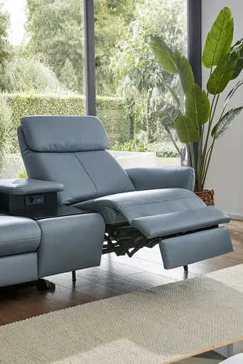 Sofa Fresno - 2-Sitzer inkl. Relaxfunktion motorisch mit Zwischenelement schwarz, inkl. Tisch/USB/Steckdose, Leder Hellblau