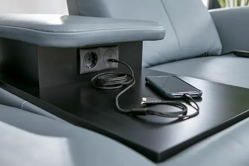 Sofa Fresno - 2-Sitzer inkl. Relaxfunktion motorisch mit Zwischenelement schwarz, inkl. Tisch/USB/Steckdose, Leder Hellblau