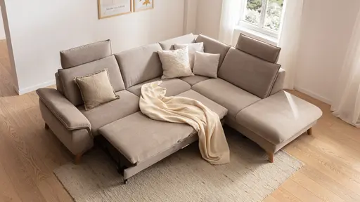 Ecksofa Tulsa KS - 2,5-Sitzer, Spitzecke und 1,5-Sitzer mit Anstellhocker aufklappbar rechts, inkl. Kopfstütze, AL verstellbar und Schlaffunktion, Stoff, Graubeige